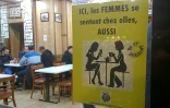 Un bar affiche le sigle du collectif "Place aux femmes", le 23 février 2016 à Aubervilliers au nord de Paris