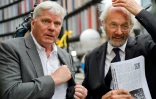 Kristinn Hrafnsson (g), rédacteur en chef de WikiLeaks, et John Shipton, le père de Julian Assange, à Londres, le 7 septembre 2020