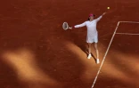 Iga Swiatek au service pendant sa finale contre Aryna Sabalenka, le 4 mai 2024 Ă Madrid