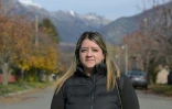 Mailen Valle  près de la maison de sa mère à Epuyen, dans la province de Chubut, en Argentine, le 9 mai 2026, où l'épidémie d'hantavirus de 2018-2019 a tué 11 personnes, dont son père et ses deux sœurs