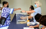 Une femme vote le 12 décembre 2021 à Nouméa pour le 3e référendum sur l'indépendance en Nouvelle-Calédonie
