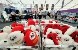 Des mascottes Ren-G de la Coupe du monde de rugby en vente à Tokyo, le 26 août 2019