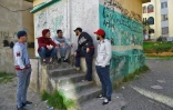 De jeunes Algériens parlent dans un quartier populaire d'Alger, le 28 février 2019 