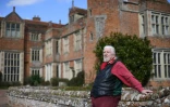 Patrick Phillips, propriétaire du manoir de Kentwell Hall, le 25 mars 2921 près de Bury St Edmunds, dans l'est de l'Angleterre