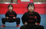 Des enfants pratiquent le kung-fu d'Emei à Emeishan, dans la province du Sichuan, le 21 février 2025 dans le sud-ouest de la Chine
