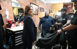 La candidate démocrate à la présidentielle américaine Kamala Harris fait campagne dans un salon de coiffure de Philadalphie, le 27 octobre 2024
