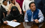 L'ancien Premier ministre pakistanais Imran Khan (d) et son épouse Bushra Bibi (g) dans un bureau de la Haute Cour de Lahore, le 17 juillet 2023