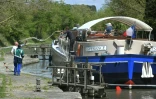 Un bateau de plaisance sur le canal du Midi à Caux-et-Sauzens, près de Carcassone, en France, le 3 Mai 2016