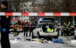 Des équipes de secours et des policiers sur les lieux où une voiture a foncé dans la foule, le 13 février 2025 à Munich, en Allemagne