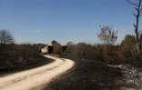 Une ferme partiellement détruite par un incendie, à Saint-Michel-en-Brenne, le 10 juillet 2026