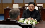 Moon Jae-in (de dos) et Kim Jong Un pendant le sommet intercoréen, le 27 avril 2018 à Panmunjom