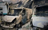 Photo diffusée par le service d'urgence de l'État ukrainien, le 18 mai 2025, de véhicules calcinés près d'un bâtiment civil après des attaques de drones russes sur la région de Kiev