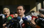 Le Premier ministre kosovar sortant, Albin Kurti, s'exprime devant la presse après avoir voté aux législatives, le 9 février 2025 à Pristina 
