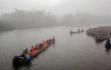 Des migrants sont transportés en pirogue du village de Bajo Chiquito à celui de Lajas Blancas, dans la province du Darien, le 23 août 2021 au Panama