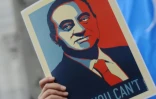 un homme tient un portrait de l'ancien président Hosni Moubarak portant l'inscription "No you can't" (nn, tu ne peux pas), en référence au slogan de l'ex-président américain Barck Obama, lors d'une manifestation anti-Moubarak à Istanbul le 4 février 2011 