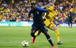 Le milieu de terrain des Bleuets Jonathan Ikone (g) lors du match nul 0-0 face à la Roumanie le 24 juin 2019 à l'Euro