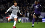 L'attaquant de Nice Alexis Claude Maurice (g) poursuivi par l'attaquant de Toulouse Aaron Leya Iseka, le 15 février 2020 au Stadium de Toulouse 