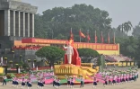 Un char de parade arborant une grande statue de Ho Chi Minh défile lors des célébrations du 80e anniversaire de l'indépendance du Vietnam, à Hanoï, le 2 septembre 2025