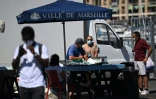Des vendeurs de rue avec des masques de protection, le 26 août 2020 sur le vieux port à Marseille