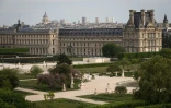 Le musée du Louvres et le jardin des Tuileries, à Paris, le 21 avril 2020