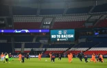 Les joueurs du Paris Saint-Germain, du Basaksehir Istanbul et les arbitres posent un genou en terre pour dénoncer le racisme, avant la reprise du match de Ligue des Champions, le 9 décembre 2020 au Parc des Princes, au lendemain de l'interruption de la rencontre après des accusations de racisme envers le corps arbitral