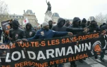 Des manifestants contre la loi immigration à Paris le 22 décembre 2023