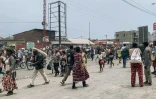 Des habitants transportent des marchandises pillées dans des magasins et des entrepôts humanitaires à Goma, le 28 janvier 2025 en RDC