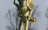 La statue de l'archange hélitreuillé depuis l'abbaye du Mont Saint-Michel est posée sur le sol, le 15 mars 2016