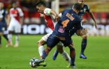 L'attaquant colombien de Monaco Radamel Falcao (g) à la lutte avec le défenseur brésilien de Montpellier Vitorino Hilton, le 1er décembre 2018 au Stade Louis-II à Monaco    