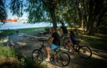Des enfants font du vélo près du Danube dans le village roumain de Plauru, le 11 septembre 2023