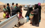 Des Irakiens s'approvisionnent en eau dans le camp pour déplacés de Amriyat al-Fallouja en Irak, le 14 juin 2016