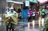 Des motocyclistes sous une pluie battante à Yilan, à Taïwan, le 30 octobre 2024
