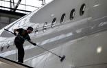 un employé nettoie la carlingue d'un avion dans un hangar de maintenance d'Air France à l'aéroport de Roissy, le 4 février 2025 près de Paris
