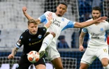 Le défenseur marseillais William Saliba dégage le ballon devant l'attaquant de la Lazio Rome, Ciro Immobile, lors de leur match de la Ligue Europa, le 4 novembre 2021 au Stade Vélodrome
