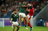 L'ailier des Springboks Makazole Mapimpi (g) à la lutte avec l'arrière gallois Leigh Halpenny en demies du Mondial, le 27 octobre 2019 à Yokohama
