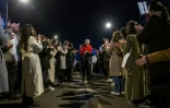 Des manifestants forment un couloir pour accueillir les étudiants qui ont organisé une marche pour la justice de Belgrade à Novi Sad, à leur arrivée à Novi Sad, le 31 janvier 2025
