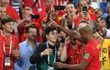 Les supporters sont obligés de constamment porter leurs "fan ID", comme ici les Belges en communion avec Vincent Kompany à Kaliningrad, le 28 juin 2018