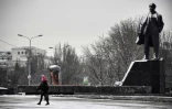 Une femme passe devant la statue de Lénine à Donetsk, capitale de la république séparatiste autoproclamée dans l'est de l'Ukraine, le 18 janvier 2022