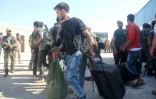 Des combattants rebelles et leurs familles arrivent à Idleb, le 27 août 2016 après été évacués de Daraya