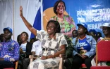 L'ancienne Première dame et candidate à la présidentielle de samedi en Côte d'Ivoire, Simone Ehivet Gbagbo, salue ses partisans le 22 octobre à Abidjan