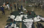 Photo fournie par les garde-frontières américains d'enfants de migrants clandestins, séparés de leurs parents, attendant dans un centre de rétention, le 17 juin 2018 à McAllen, au Texas