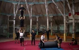 Des élèves d'une école de cirque s'entraînent à Oulan-Bator, le 4 septembre 2023 en Mongolie