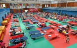 Des personnes évacuées à cause des incendies sont hébergées dans un gymnase à Villaviciosa de Odon, à l'ouest de Madrid, le 25 juillet 2026