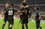Cristiano Ronaldo (c) félicité par ses coéquipiers après son 2e but pour le Real contre le Bayern, le 12 avril 2017 à Munich
