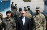 Le secrétaire d'Etat américain Rex Tillerson (c) lors d'une visite dans la zone démilitarisée entre les deux Corées (DMZ), le 17 mars 2017 à Panmunjom