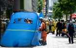 Devant un centre commercial de Tokyo où un homme a pulvérisé une substance, le 25 mai 2026