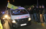 Une ambulance transportant des Syriens évacués de deux localités assiégées par les rebelles transite par Beyrouth le 29 décembre 2015