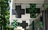 Un thermomètre de pharmacie affiche une température de 39°C à Thionville, dans le nord-est de la France, le 26 juin 2026 pendant un épisode de canicule en France et en Europe