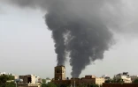 Photo prise après un bombardement de la coalition emmenée par l'Arabie saoudite contre un aéroport militaire, le 7 juillet 2015 dans la capitale yéménite Sanaa