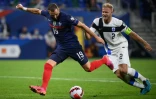 L'attaquant français Karim Benzema tire après avoir débordé le capitaine et défenseur finlandais Paulus Arajuuri, lors des qualifications pour le Mondial-2022 au Qatar, le 7 septembre 2021 au Groupama Stadium à Décines-Charpieu, près de Lyon